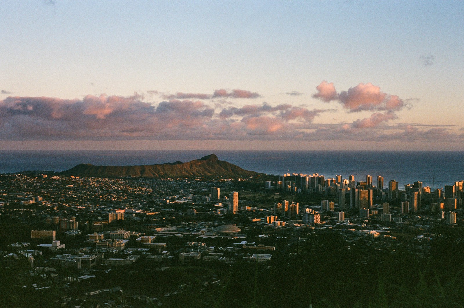 Honolulu and its surrounding landscape viewed from Tantalus Lookout
